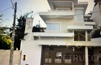 Imagem: A casa possui 4 Dormitórios, 3 Banheiros, 4 Vagas na garagem