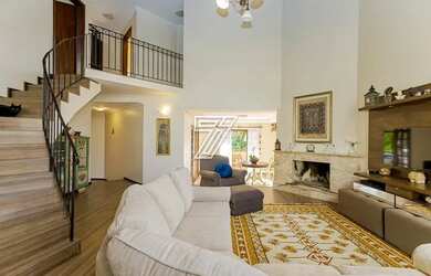 Imagem: A casa possui 3 Dormitórios, 4 Banheiros, 4 Vagas na garagem