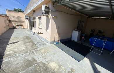 Imagem: A casa possui 2 Dormitórios, 1 Banheiro, 2 Vagas na garagem