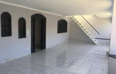 Imagem 9: Alugo linda casa gigante. Peço deposito de 3 meses o valor do aluguel