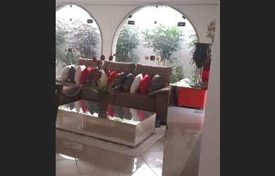 Imagem: A casa possui 5 Dormitórios, 5 Banheiros, 5 Vagas na garagem