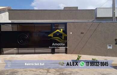 Imagem: A casa possui 3 Dormitórios, 2 Banheiros, 4 Vagas na garagem