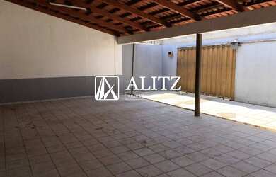 Imagem: A casa possui 3 Dormitórios, 2 Banheiros, 2 Vagas na garagem