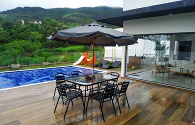 Imagem: A casa possui 5 Dormitórios, 5 Banheiros, 4 Vagas na garagem