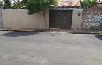 Imagem: A casa possui 3 Dormitórios, 2 Banheiros, 1 Vaga na garagem