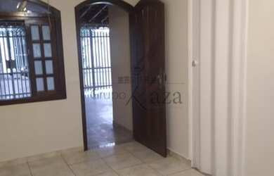 Imagem: A casa possui 5 Dormitórios, 2 Banheiros, 3 Vagas na garagem