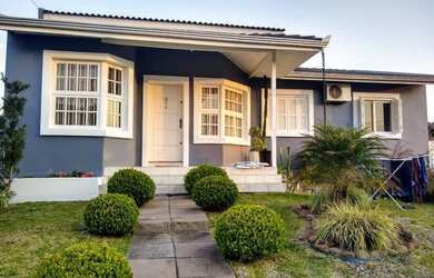 Imagem: A casa possui 3 Dormitórios, 3 Banheiros, 4 Vagas na garagem