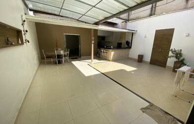 Imagem: A casa possui 3 Dormitórios, 2 Banheiros, 1 Vaga na garagem