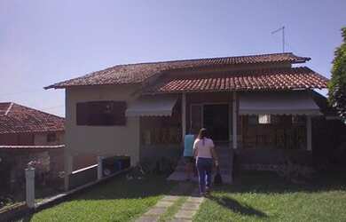 Imagem: A casa possui 3 Dormitórios, 3 Banheiros, 5 Vagas na garagem