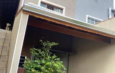 Imagem: A casa possui 2 Dormitórios, 2 Banheiros, 4 Vagas na garagem