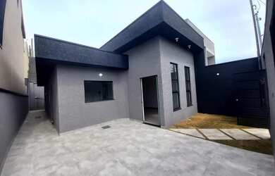 Imagem: A casa possui 3 Dormitórios, 2 Banheiros, 2 Vagas na garagem