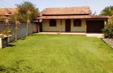 Imagem: A casa e possui 2 Dormitórios, Suítes, 1 Banheiro, 2 Vagas