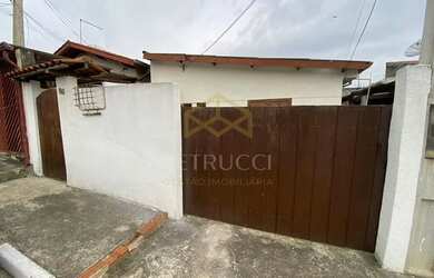 Imagem: A casa possui 2 Dormitórios, 1 Banheiro, 2 Vagas na garagem