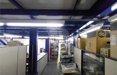 Imagem: O depósito possui 5 Vagas na garagem, 2.620m² de Área e