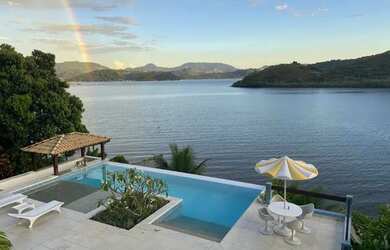 Imagem: A casa possui 5 Dormitórios, 5 Banheiros, 4 Vagas na garagem