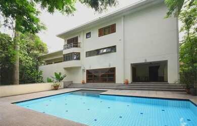 Imagem: A casa em condomínio possui 5 Dormitórios, 5 Banheiros, 5