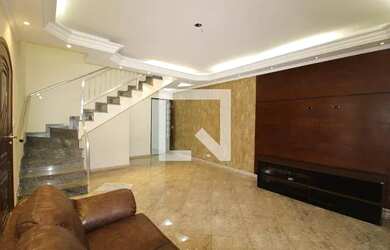 Imagem: A casa possui 3 Dormitórios, 4 Banheiros, 2 Vagas na garagem