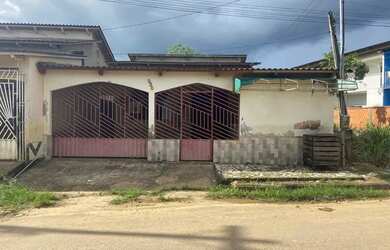 Imagem: A casa possui 3 Dormitórios, 2 Banheiros e está localizado