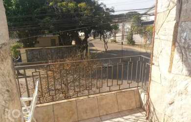 Imagem: A casa possui 4 Dormitórios, 1 Banheiro, 2 Vagas na garagem