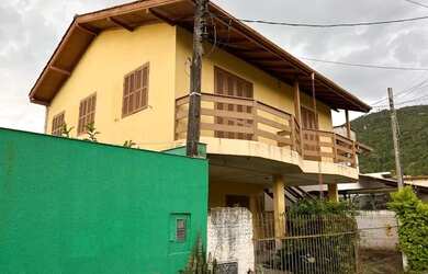 Imagem: A casa possui 5 Dormitórios, 2 Banheiros, 2 Vagas na garagem