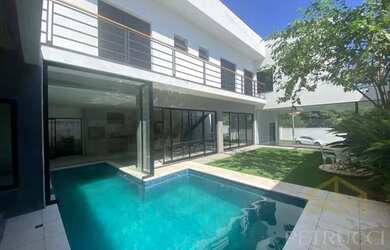 Imagem: A casa em condomínio possui 4 Dormitórios, 5 Banheiros, 2