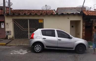 Imagem: A casa possui 2 Dormitórios, 1 Banheiro, 2 Vagas na garagem