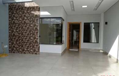 Imagem: A casa possui 3 Dormitórios, 2 Banheiros, 2 Vagas na garagem