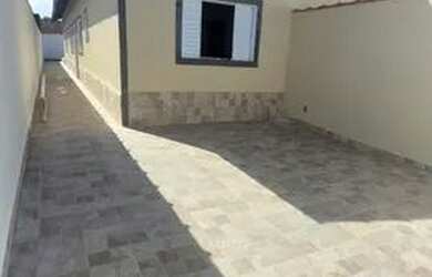 Imagem: A casa possui 2 Dormitórios, 2 Banheiros, 2 Vagas na garagem