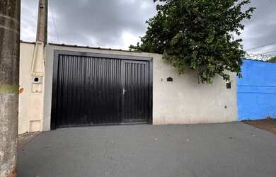 Imagem: A casa possui 2 Dormitórios, 1 Banheiro, 1 Vaga na garagem