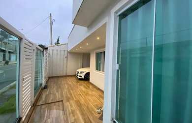 Imagem: A casa possui 2 Dormitórios, 2 Banheiros, 2 Vagas na garagem