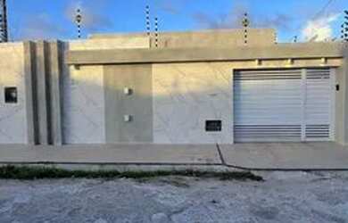 Imagem: A casa possui 4 Dormitórios, 3 Banheiros, 2 Vagas na garagem