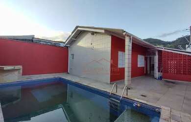 Imagem: A casa possui 2 Dormitórios, 2 Banheiros, 2 Vagas na garagem