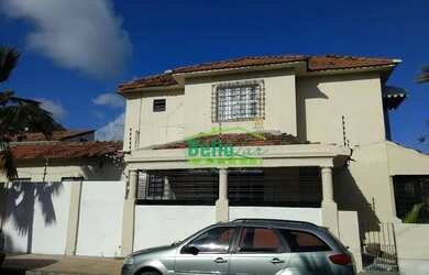 Imagem: A casa possui 4 Dormitórios, 2 Banheiros, 3 Vagas na garagem