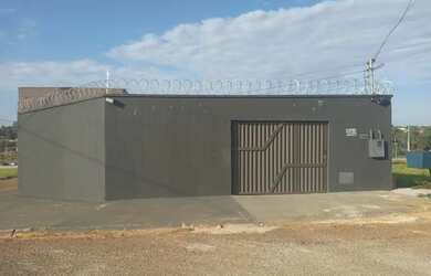 Imagem: A casa possui 2 Dormitórios, 2 Banheiros, 2 Vagas na garagem