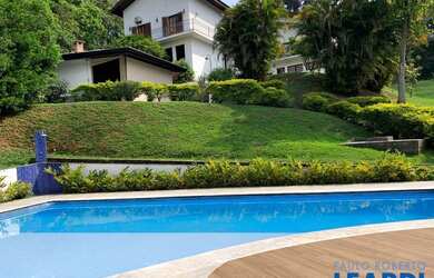 Imagem: A casa possui 4 Dormitórios, 5 Banheiros, 5 Vagas na garagem