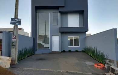 Imagem: A casa possui 3 Dormitórios, 3 Banheiros, 2 Vagas na garagem