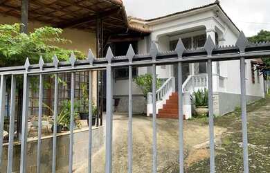 Imagem: A casa possui 3 Dormitórios, 2 Banheiros e 1 Vaga na garagem