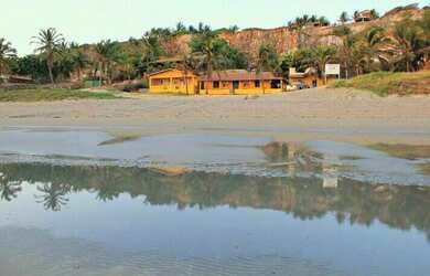 Imagem: A casa possui 3 Dormitórios, 2 Banheiros, 5 Vagas na garagem