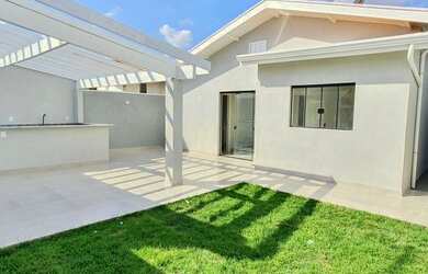 Imagem: A casa possui 3 Dormitórios, 2 Banheiros, 2 Vagas na garagem