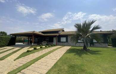 Imagem: A casa possui 4 Dormitórios, 5 Banheiros, 4 Vagas na garagem