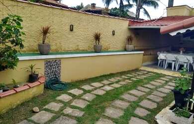 Imagem: A casa possui 5 Dormitórios, 3 Banheiros, 2 Vagas na garagem