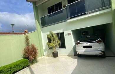 Imagem: A casa possui 3 Dormitórios, 2 Banheiros, 3 Vagas na garagem