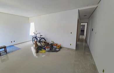 Imagem: A casa possui 2 Dormitórios, 2 Banheiros, 2 Vagas na garagem