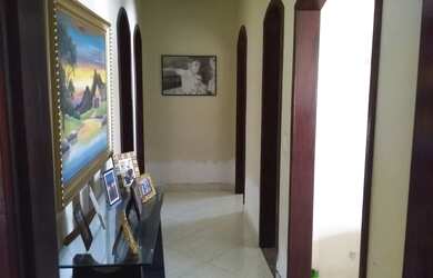 Imagem: A casa possui 3 Dormitórios, 2 Banheiros, 4 Vagas na garagem