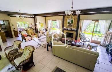 Imagem: A casa em condomínio possui 4 Dormitórios, 4 Banheiros, 5