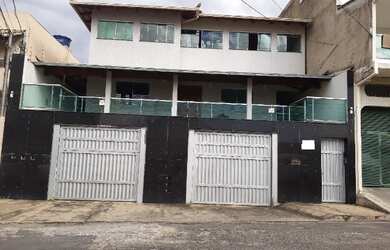 Imagem: A casa possui 4 Dormitórios, 3 Banheiros, 5 Vagas na garagem