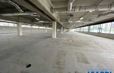 Imagem: O depósito possui 5 Vagas na garagem, 6.140m² de Área e