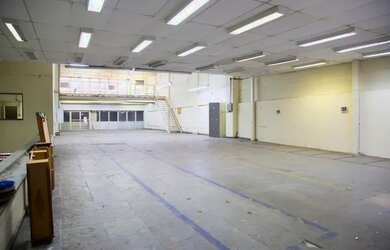 Imagem: O depósito possui 5 Vagas na garagem, 1.193m² de Área e