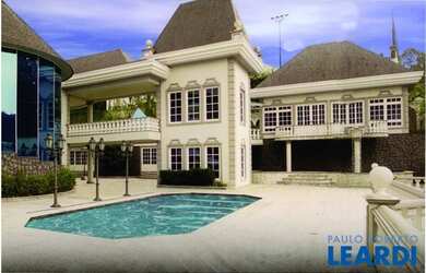 Imagem: A casa em condomínio possui 5 Dormitórios, 5 Banheiros, 5