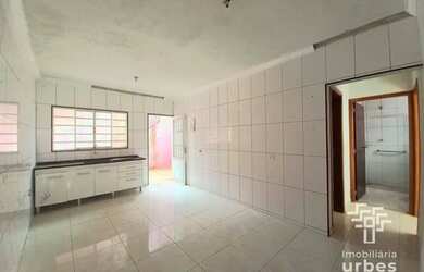 Imagem: A casa possui 2 Dormitórios, 2 Banheiros, 2 Vagas na garagem